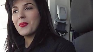 Hitchhiker Bella Berreta bercinta di dalam mobil oleh orang asing