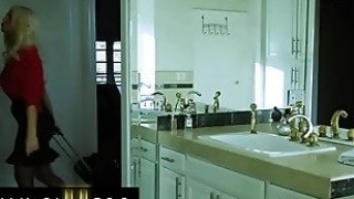 Family Sinners - Blonde Milf merasa kesepian dalam pernikahannya dan memutuskan untuk membumbui segalanya dengan anak tirinya