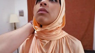 Seorang bayi Arab yang lezat memberikan blowjob yang luar biasa sebelum vaginanya terbentur