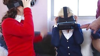 Dua remaja yang menakjubkan memiliki threesome VR dengan satu pejantan terangsang