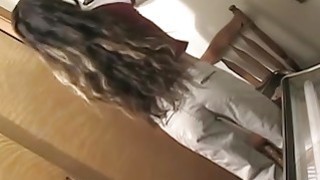 Lucu remaja mungil Alisha masturbasi saat di tempat tidur penyamakan di cam tersembunyi.