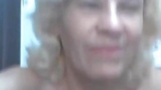 Nenek kecantikan bekerja vaginanya dengan mainan merah di webcam