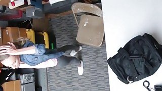 Pencuri remaja pirang mendapat menggedor vaginanya di kantor