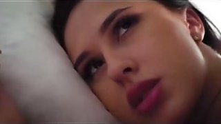 Strip telanjang di sofa untuk masturbasi therjbjbi