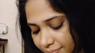 Desi India bhabhi bercinta dengan orang asing di kamar hotel - seks panas dengan deep throat cumshot