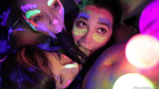 Lesbian panas bermain dengan cat tubuh neon