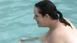 BBW Memainkan Fat Naked Di Swimmig Pool