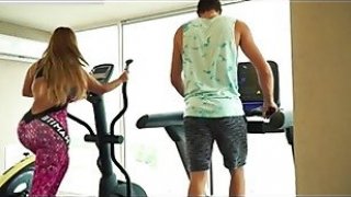 Orang latin yang luar biasa seksi diambil dari gym untuk seks yang keras