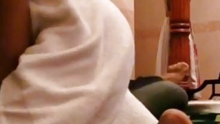 Pelacur ebony mendapat vaginanya ditembus oleh kontol putih kaku