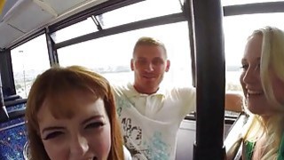 Dua amatir babes orang asing sialan di dalam bus