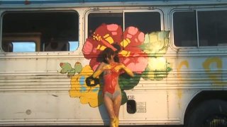 Manis Jepang Rika Sato mengecat bus dengan hanya mengenakan pakaian dalam seksi