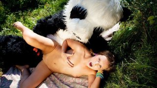 Brunette bercinta di mainan panda hutan