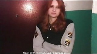 Gadis berambut merah tersedot di tangga sementara orang tuanya berada di homeozdir