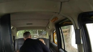 Amatir dengan payudara besar mencerca dalam taksi untuk ongkos gratis