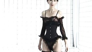 Ratu Anoreksia Ioana Spangenberg berpose dalam lingerie dan stocking solo
