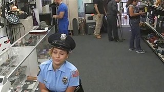 Petugas polisi Busty bercinta dengan pria gadai untuk mendapatkan uang tambahan