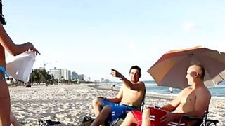 Remaja super hot menelanjangi orangtua mereka di pantai
