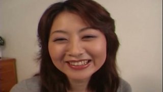 Pelacur MILF Jepang Misa Yuki menelanjangi dalam video solo keriting