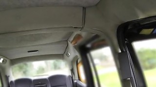 Pornstar pirang memiliki debut dengan taksi palsu