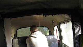 Brunette alami mendapat sialan anal di taksi di depan umum
