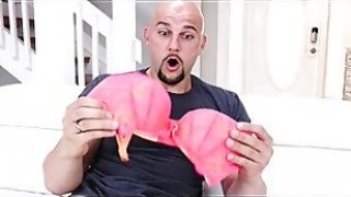 Seorang pria tertarik dengan bra milik temannya yang berdada besar dari teman berdada itu, cono