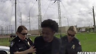 Polisi wanita tidak bisa menahan gaya doggy dengan daging hitam besar