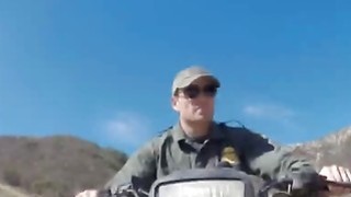 Petugas perbatasan menyuap remaja berambut merah yang manis dengan vaginanya