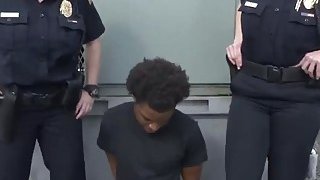 Polisi Maggie dan Joslyn menyalahgunakan pria kulit hitam di luar