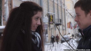 Gadis Rusia keriting berhubungan intim dengan pria yang hampir tidak dikenal