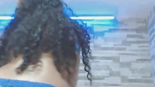 Curly Hair Ebony Babe Strips dan Masturbates