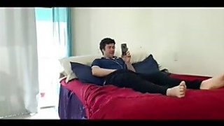 Voyeur ibu tiri meniduri anak tirinya setelah memergokinya sedang masturbasiyucnb3bz