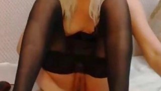 MILF pirang mengagumkan di pantyhose masturbasi di webcam