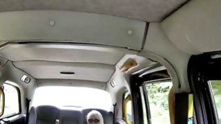 Penumpang pirang amatir payudara besar mencerca di dalam taksi