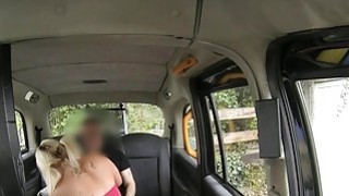 Penumpang pirang chubby mendapatkan twat-nya robek oleh pengemudi penipuan