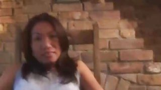 Busty Asia Milf Menggosok Pussy Berbulu di Pakaian Dalam