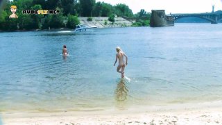 Remaja nudist bertubuh langsing sedang menikmati sinar matahari di pantai berbatu