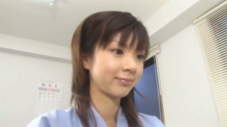 Remaja Asia mungil, Aki Hoshino, mengunjungi dokter untuk pemeriksaan