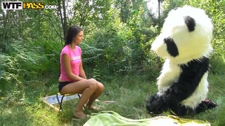 Molly kacau oleh panda terangsang tepat di hutan