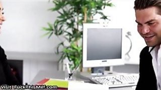 Sekretaris Latina yang menggoda Susy Gala menjadi kacau oleh bosnya di petugas