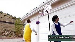 Permainan bola basket dengan ibu tiri pelacur mengarah ke pesta seks berempat
