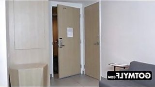 Pengusaha berotot mendapat pirang patuh dalam pakaian dalam renda seksi sebagai hadiah selamat datang di kamar hotelnya, milf cumshot