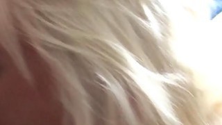 Dua remaja mengendarai ayam besar