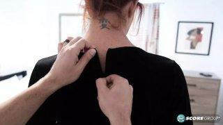 Dewasa berambut merah milf mendapat creampie di remake lulusan - pejantan perguruan tinggi meniduri wanita yang lebih tua gaya doggy