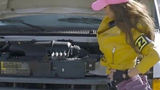 Mekanik mobil payudara besar Nikki Benz anal seks di padang pasir