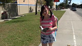 Remaja seksi dengan payudara imut ketahuan bolos sekolah