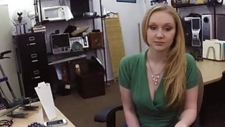 Gadis manis menggadaikan vaginanya dan menggedor kalung mutiara