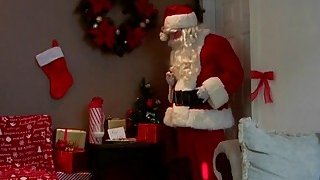 Sneaky Santa membawa penisnya yang keras sebagai hadiah