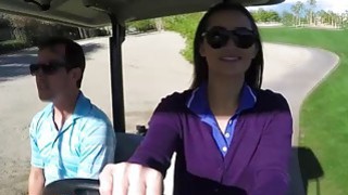 Dani Daniels yang seksi ini menghabiskan hari-harinya di golf dan bercinta