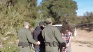 Pelacur muda Di Hot Outdoor Threesome Dengan Border Patrol Agent