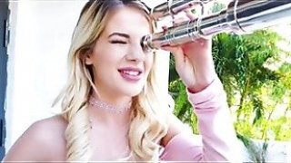 Pirang panas strip di depan anak tiri temannya